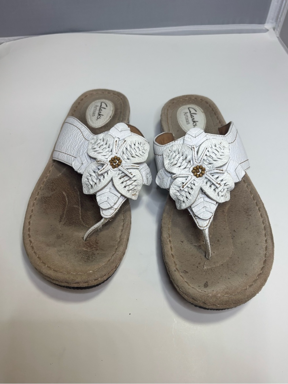 Clark’s women’s size 11 white leather flip-flop thong sandal with flower